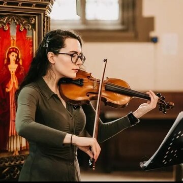 Hire Magdalena Helen Violinist with Encore