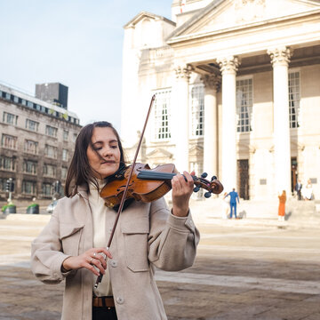 Hire Chloe Hayward - Violinist Violinist with Encore