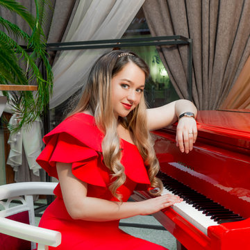 Hire Ariella FM Singing pianist with Encore