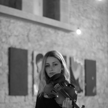 Hire Maria Silva Violinist with Encore