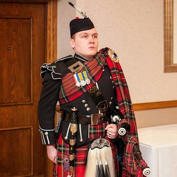 Hire Brodie Savage Bagpiper with Encore