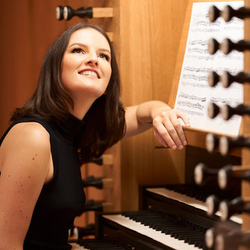 Hire Laura Silva Mendes Organist with Encore