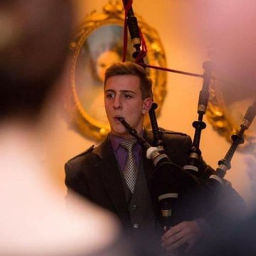 Hire Lee Taylor Bagpiper with Encore