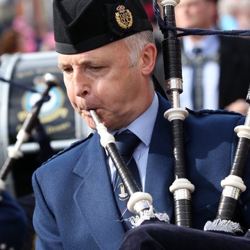 Hire David Robertson Bagpiper with Encore