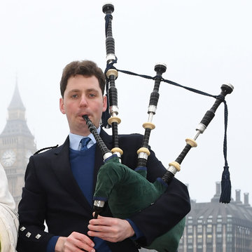 Hire Charlie Ward Bagpiper with Encore