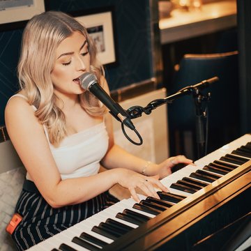 Hire Rhian Ferrigan Singing pianist with Encore