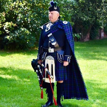 Hire The Derbyshire Piper - Bagpiper Alto saxophonist with Encore