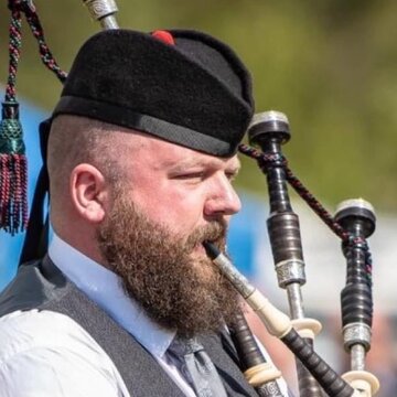 Hire Corry Sutherland Bagpiper with Encore