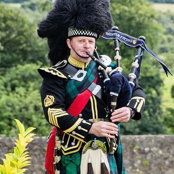 Hire Thistle Piping Bagpiper with Encore