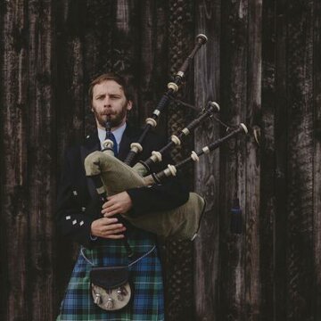 Hire Gordon Raeburn Bagpiper with Encore