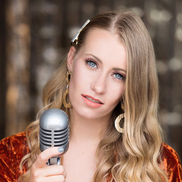 Hire Hannah Kiss Vocalist Singer (alto) with Encore