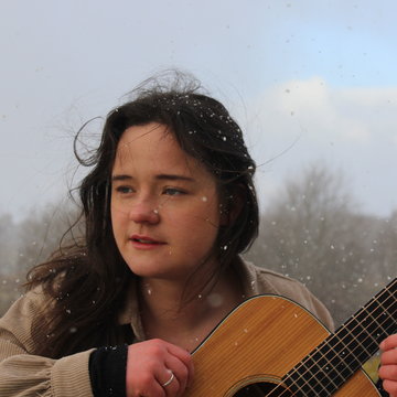 Hire Hannah McDermott Classical guitarist with Encore