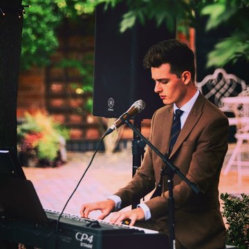 Hire Wil Pearson Singing pianist with Encore