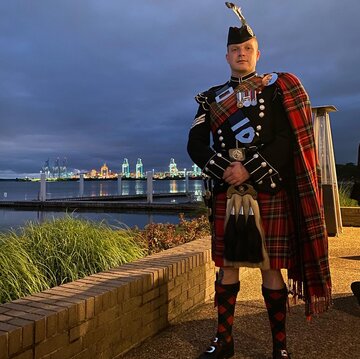 Hire Bagpipe Delight Bagpiper with Encore