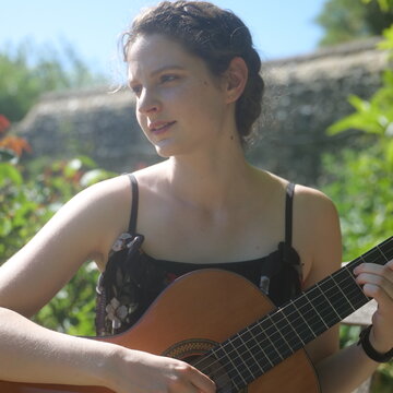 Hire Elle Beale Classical Guitar Pianist with Encore