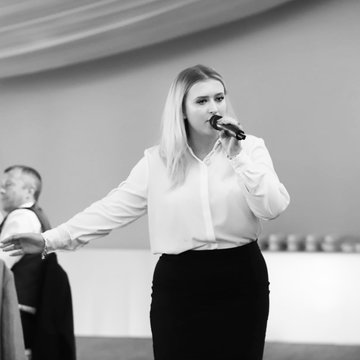 Hire Amy Matthews Singing waiter with Encore