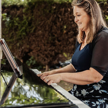 Hire Rachel Jones Pianist with Encore