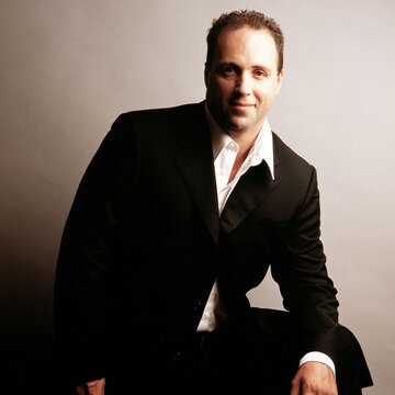 Hire Laurence Robinson Singer (tenor) with Encore