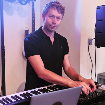 Hire DJ Paddy Keyboardist with Encore