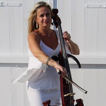 Hire Dorottya Etheridge Cellist with Encore