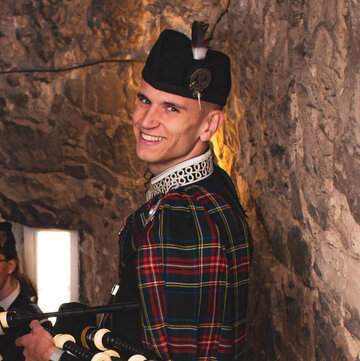 Hire Robin Turnbull Bagpiper with Encore