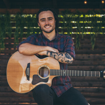 Hire George - Singer/Acoustic Guitarist Singing guitarist with Encore