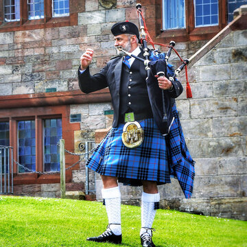 Hire Stevie Bagpipes Bagpiper with Encore