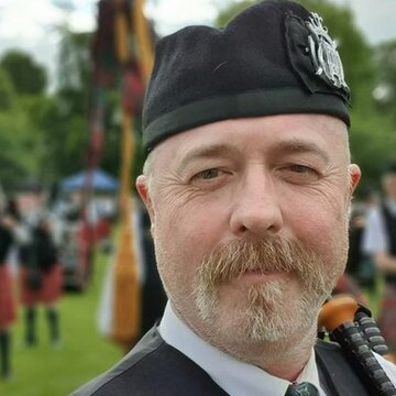 Hire Peter Reeves Bagpiper with Encore