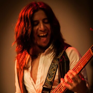 Hire Yuri Betancourt Singing guitarist with Encore