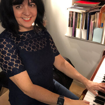 Hire Anita MacDonald Singing pianist with Encore