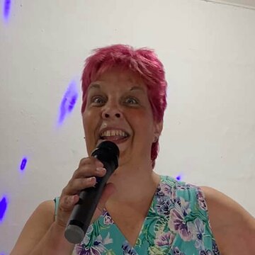 Hire Louise Good Singer (soprano) with Encore