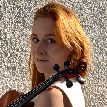 Hire Dominika Resinska Violinist with Encore