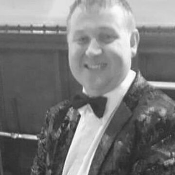 Hire R&R Entertainments  Organist with Encore