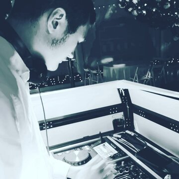 Hire Enzi  DJ in London