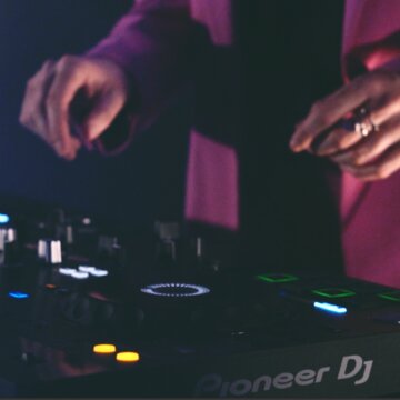 Hire DJLuxe DJ with Encore