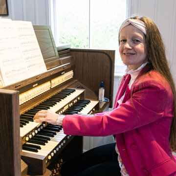 Hire Barbara Wadley Organist with Encore