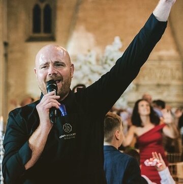 Hire Sing & Spin Singing Waiter, Soul Singer and DJ   Singing waiter with Encore