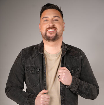 Hire Kriss James Singer (tenor) with Encore