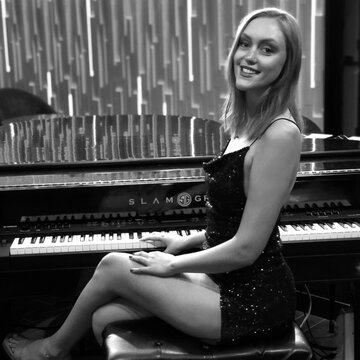 Hire Katherine Anne  Singing pianist with Encore