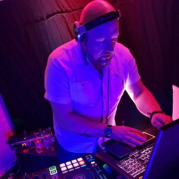 Hire DJ Richard Bradshaw (Formally Richie K) - TRAX Disco Roadshow DJ with Encore