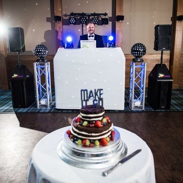 Hire Fresh Entertainments DJ with Encore