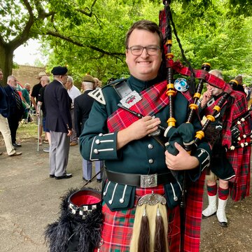 Hire Guy Wilson Bagpiper with Encore