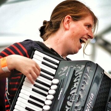 Hire Catherine Gough Accordionist with Encore