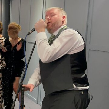 Hire Mike Barlow-Jump Singer with Encore