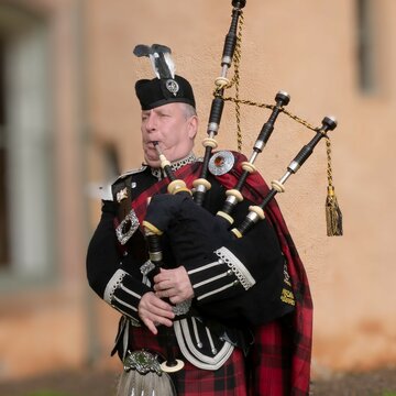 Hire Inverness Pipers Bagpiper with Encore