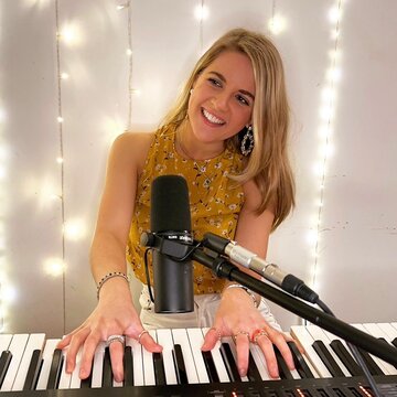 Hire Molly Wishart Singing pianist with Encore