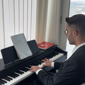 Hire Ali the pianist Pianist with Encore