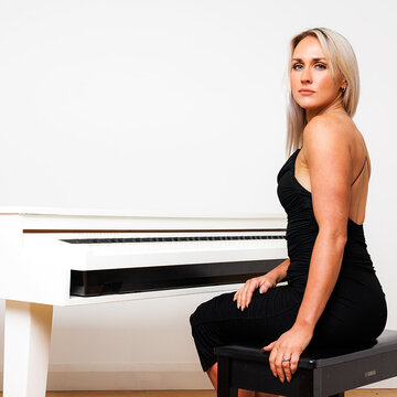 Hire Esme Barber Singing pianist with Encore