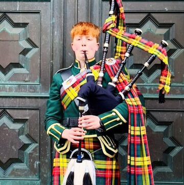 Hire Robin Alderslowe Bagpiper with Encore