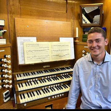 Hire Oliviero Kelly Organist with Encore